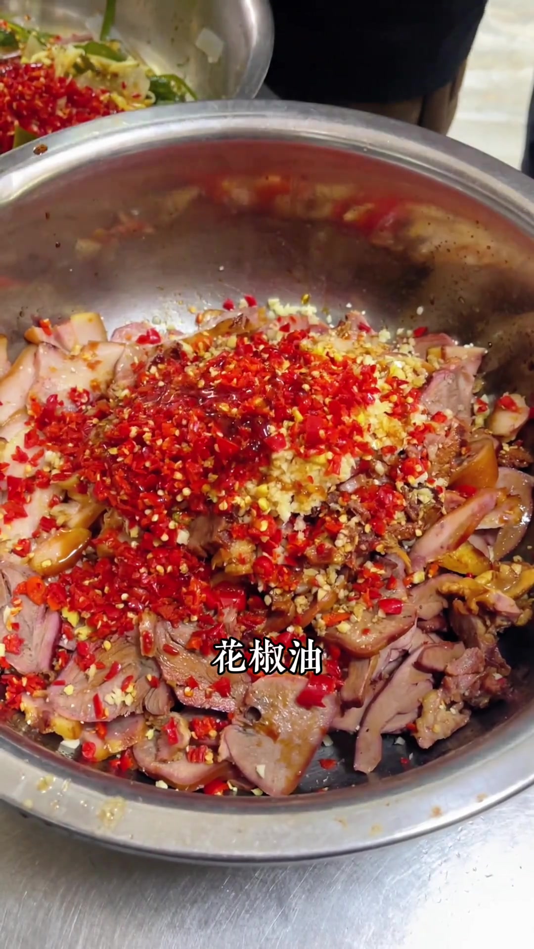 红油凉拌猪头肉：色泽红亮，麻辣鲜香