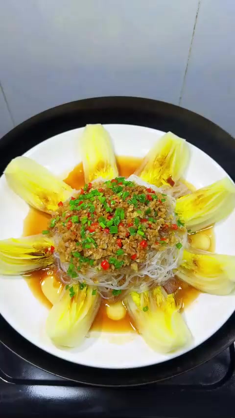 过年亲朋好友聚餐，做上一道蒜蓉粉丝娃娃菜，不仅好看还好吃