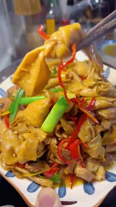 豆腐皮打结炒肉做法，你吃过吗？味道很不错