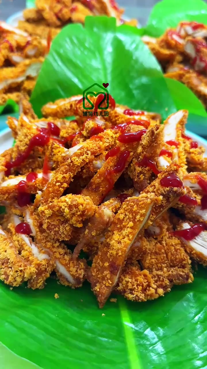星期一食物带着爱因为心中有爱，烹出美食盛宴美食与爱一起伴随孩子健康幼儿园温馨美食播报……