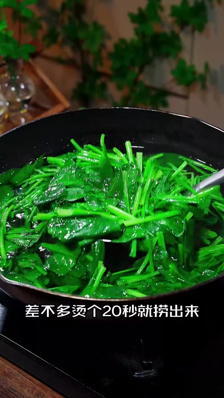 做梦都想不到，菠菜和鸡蛋，居然还有这么好吃的做法，鸡蛋软嫩劲道，而菠菜呢，则清脆爽滑#菠菜