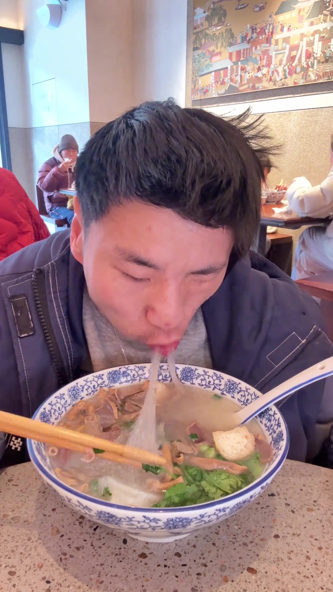 来南京，怎能错过一碗地道的鸭血粉丝汤？