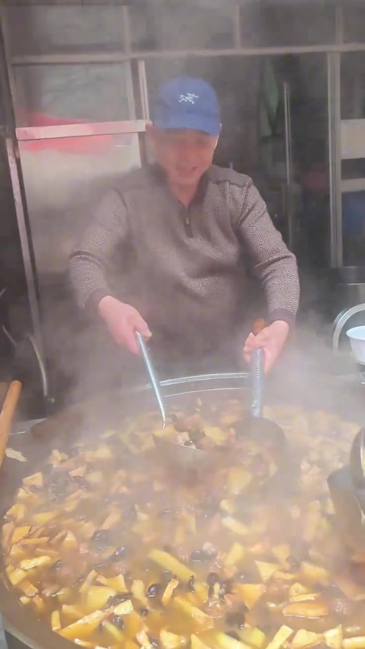 西安传统牛肉丸子烩菜，配上热馒头，简单美味又下饭！