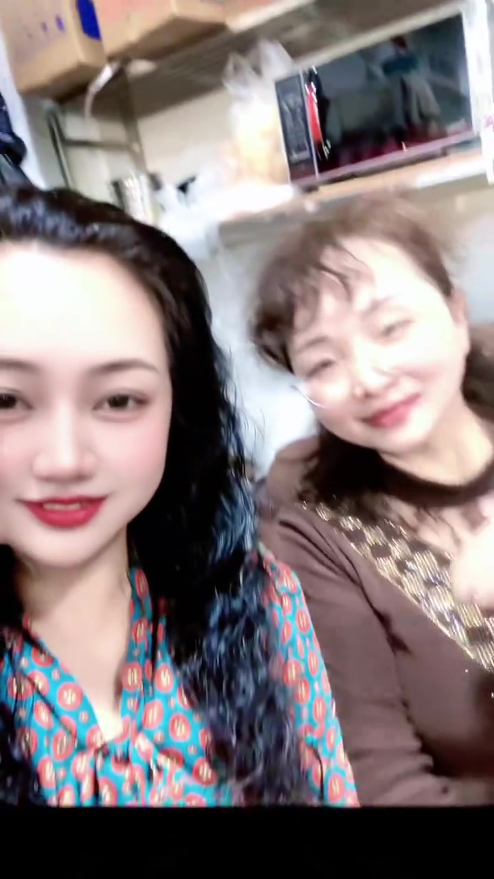 火爆江湖菜馆,排队人潮涌动,地道重庆风味!