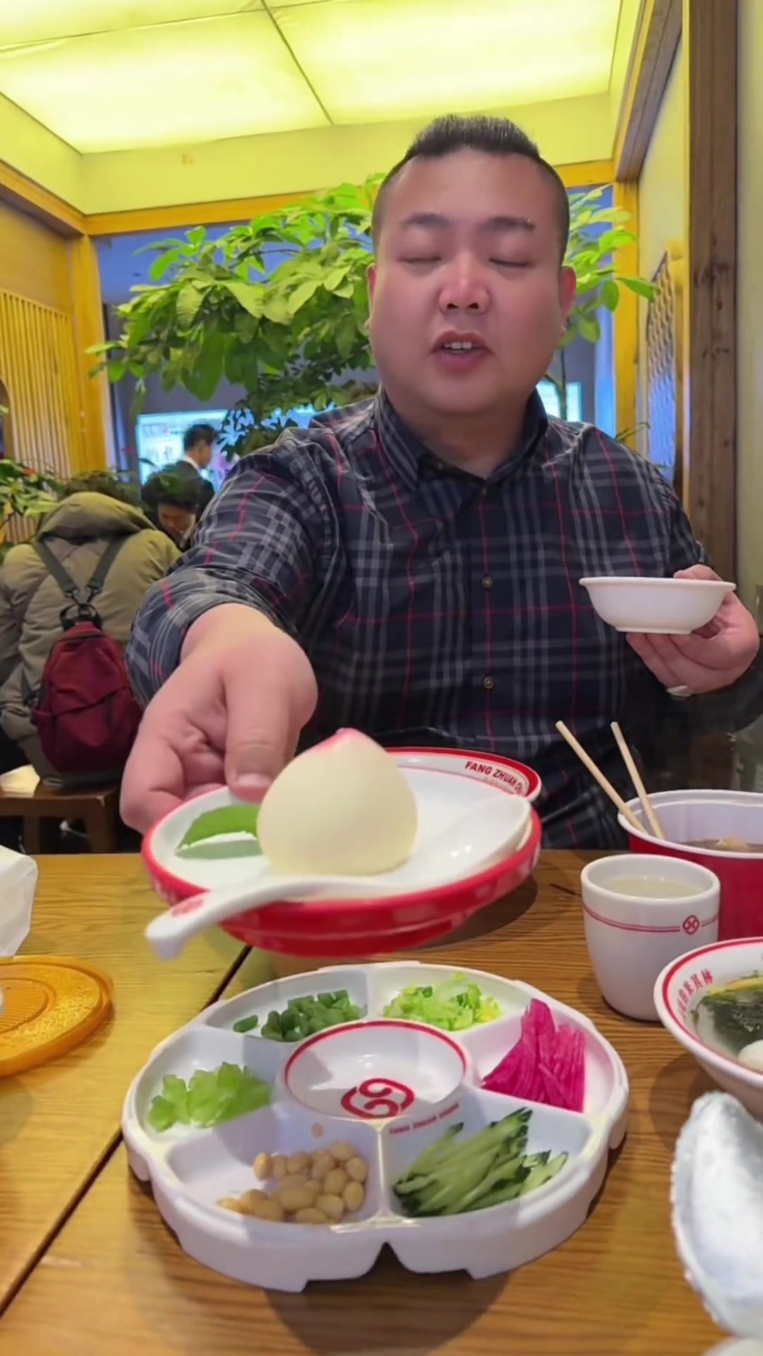 来北京必尝特色小吃，炸酱面与豆汁的独特风味！