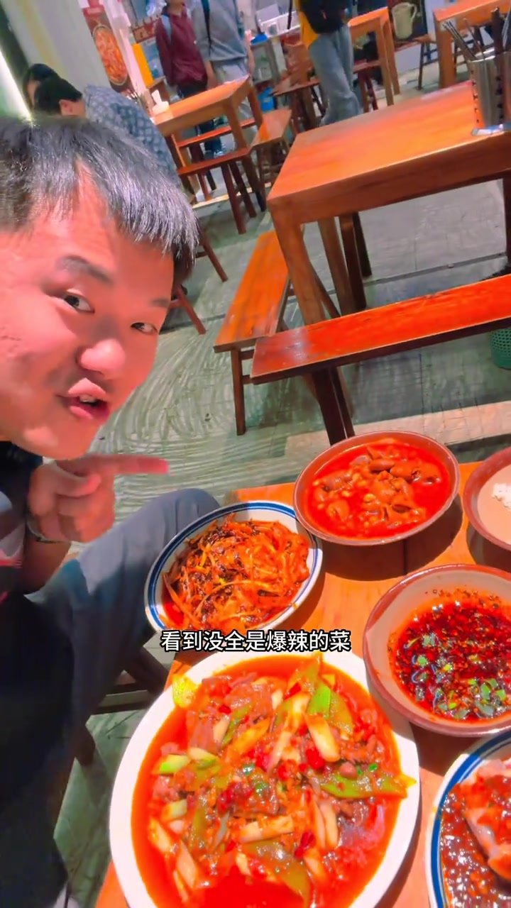 重庆洪崖洞人潮汹涌,美食之旅差点被挤扁!
