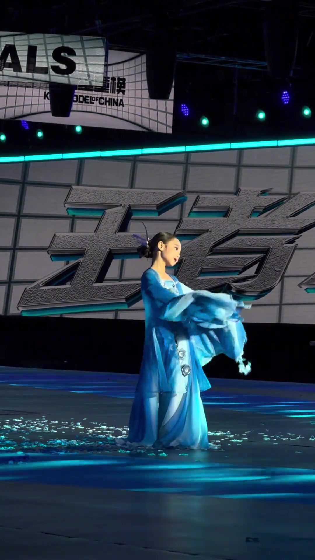 7岁女孩撒花学金晨青花瓷舞表情