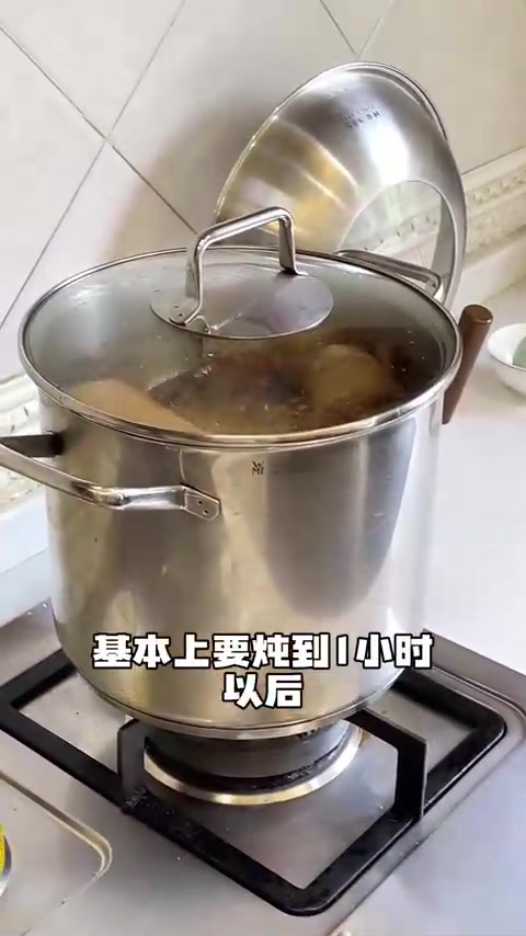 卤牛肉要想做的好吃，要用新鲜牛肉，其次是咸甜搭配