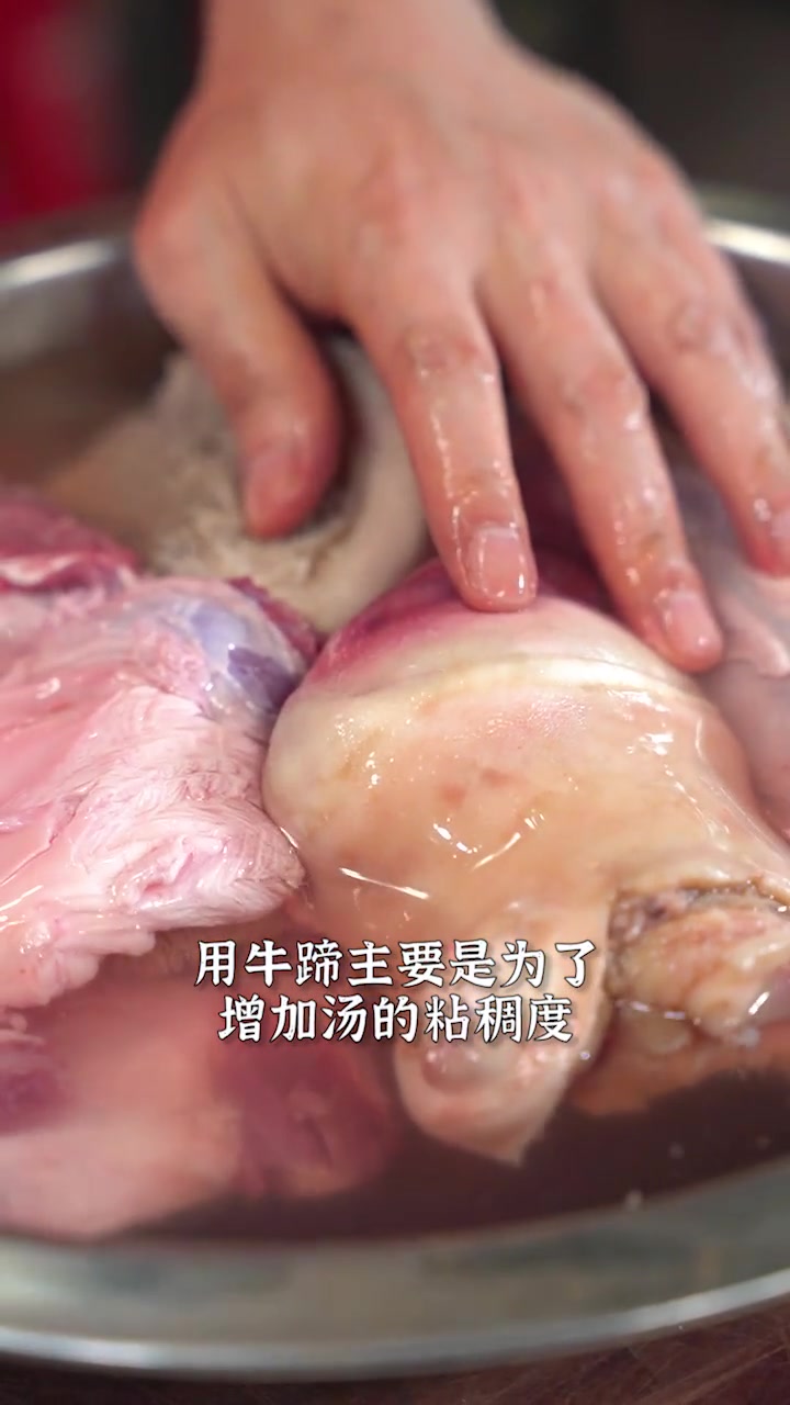 好喝的牛杂汤能让人记忆深刻,今天就把我的秘方教给大家!今天选用的主料有牛肚、牛背筋、牛腱肉