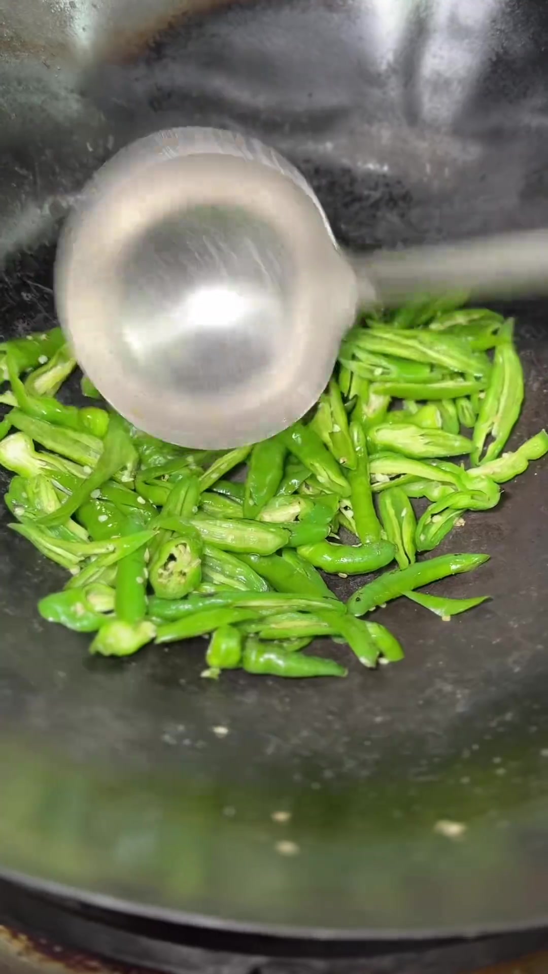 香辣诱人!裕后里狗哥的辣椒炒肉盖饭,你能吃几碗?