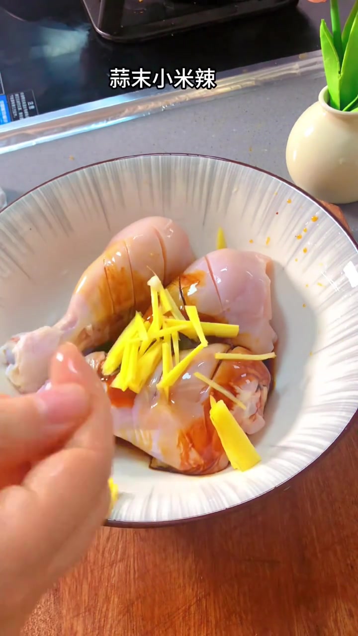 吃不腻的无油金针菇蒸鸡腿做法，鲜嫩多汁还入味