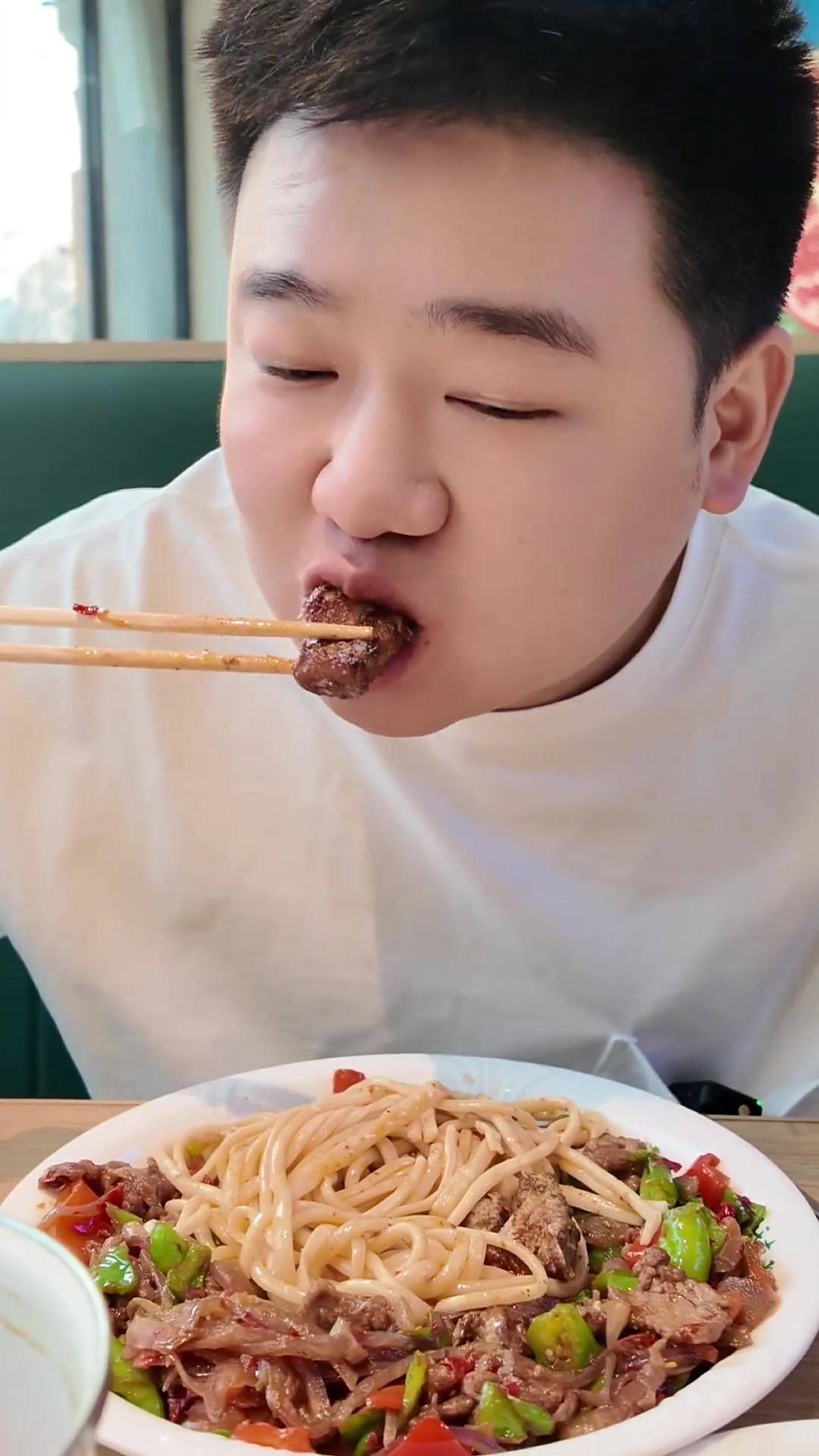 郑州美食探店，新疆拌面，一口难忘！