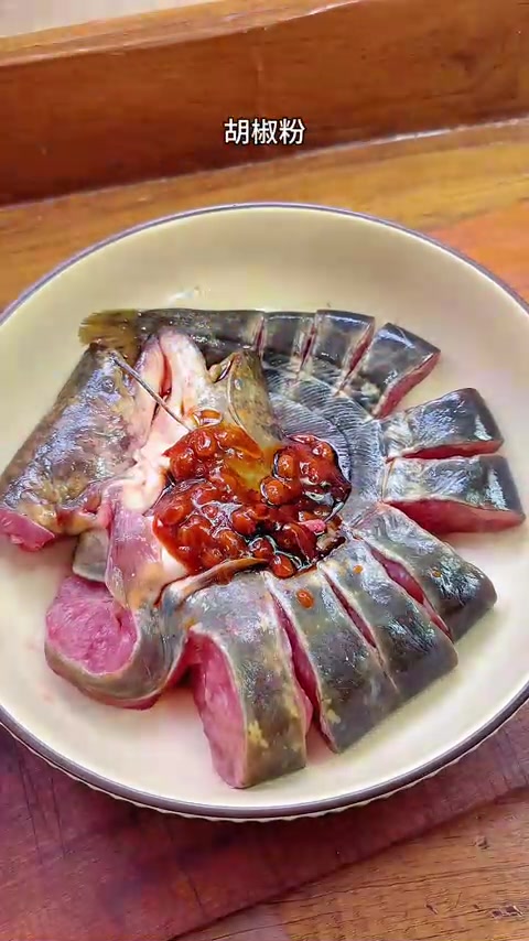 豆酱焗鲶鱼家常做法，鱼肉鲜香嫩滑，好吃又下饭