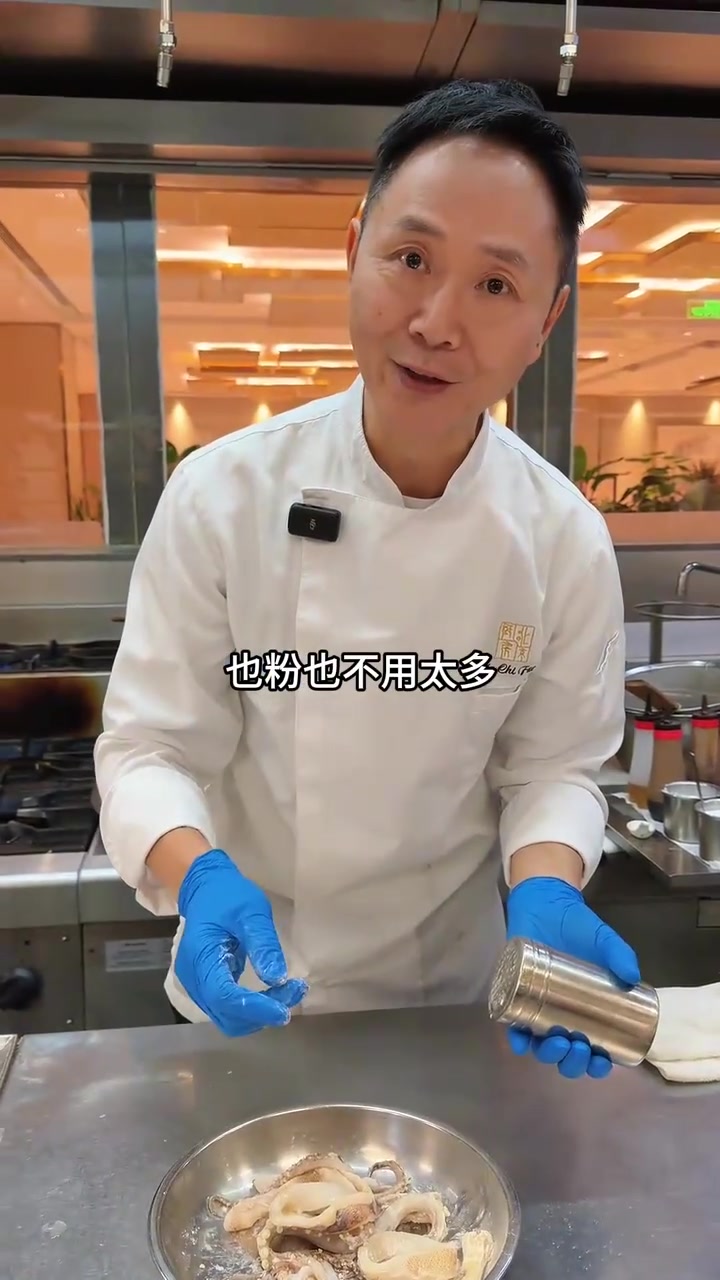香港大排档桌桌必点的椒盐鱿鱼来啦！炸椒盐鱿鱼“酥脆蛋白浆”是关键，今天粤菜厨师古志辉毫无保