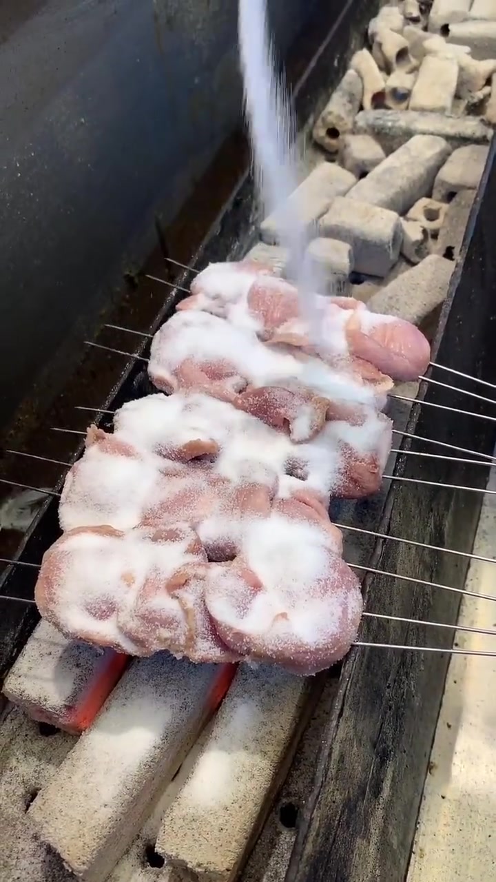 盐糊鸡胗烤糊巴，一串干俩啤酒！