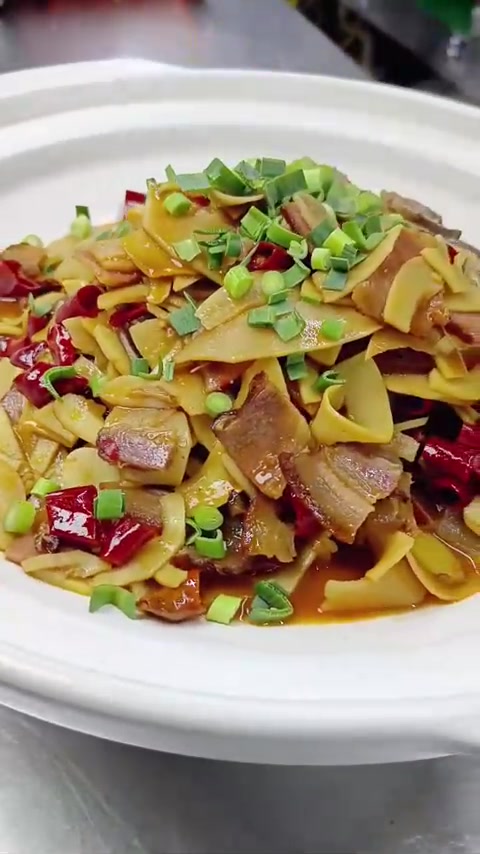 美食分享：简单家常菜：腊肉炖竹笋