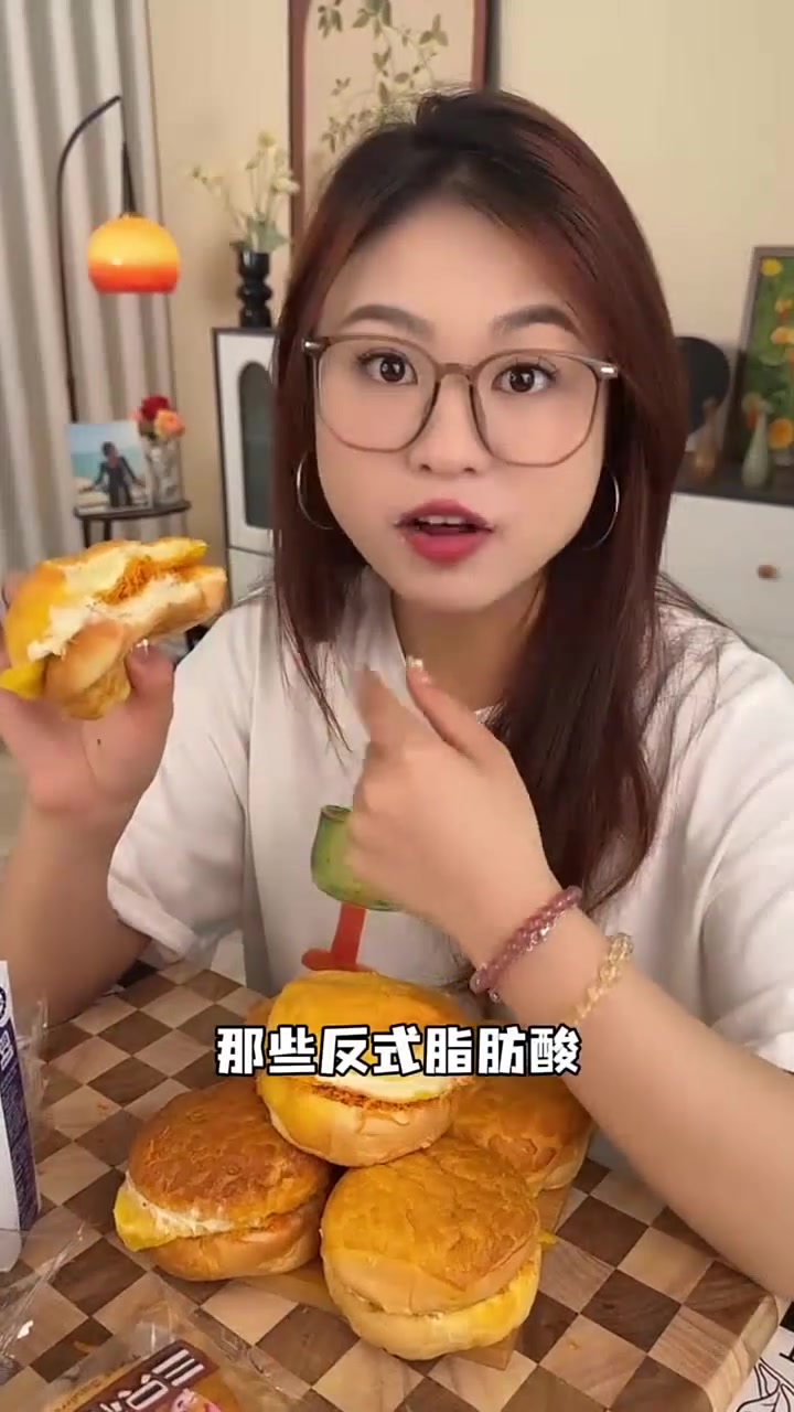 外面是一层虎皮蛋糕胚,中间是满满的肉松和奶酪夹心,还有一整张的蛋皮。一口下去四重口感真的绝