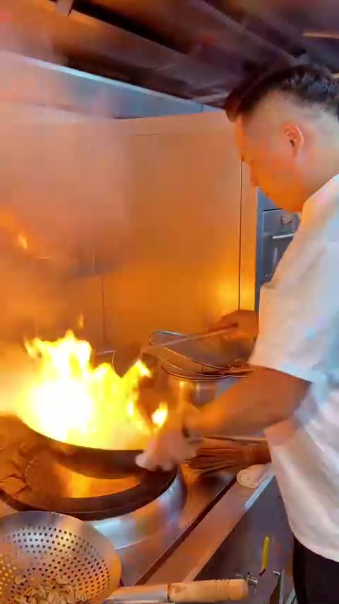 用粤菜双耳锅手法做湘味家常辣炒石斑鱼肚