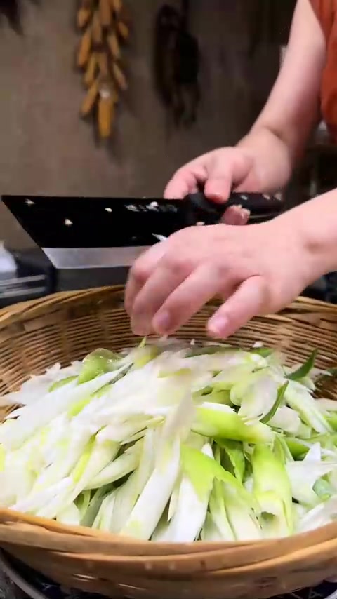 葱爆羊肉，这样做简单还好吃