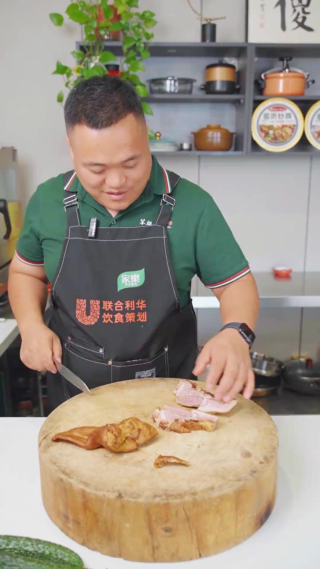 凉拌猪头肉自己在家怎么拌味道都不对,其实就是比例没拿捏好,蒜泥酱油和醋