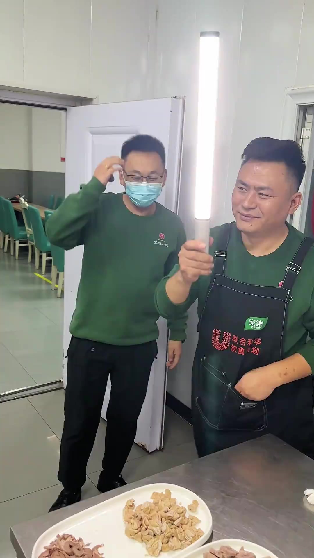 跟着北京大厨学北京菜炖吊子,不知道是不是这样写的,听闻是北京卤煮演变而来的一道菜……