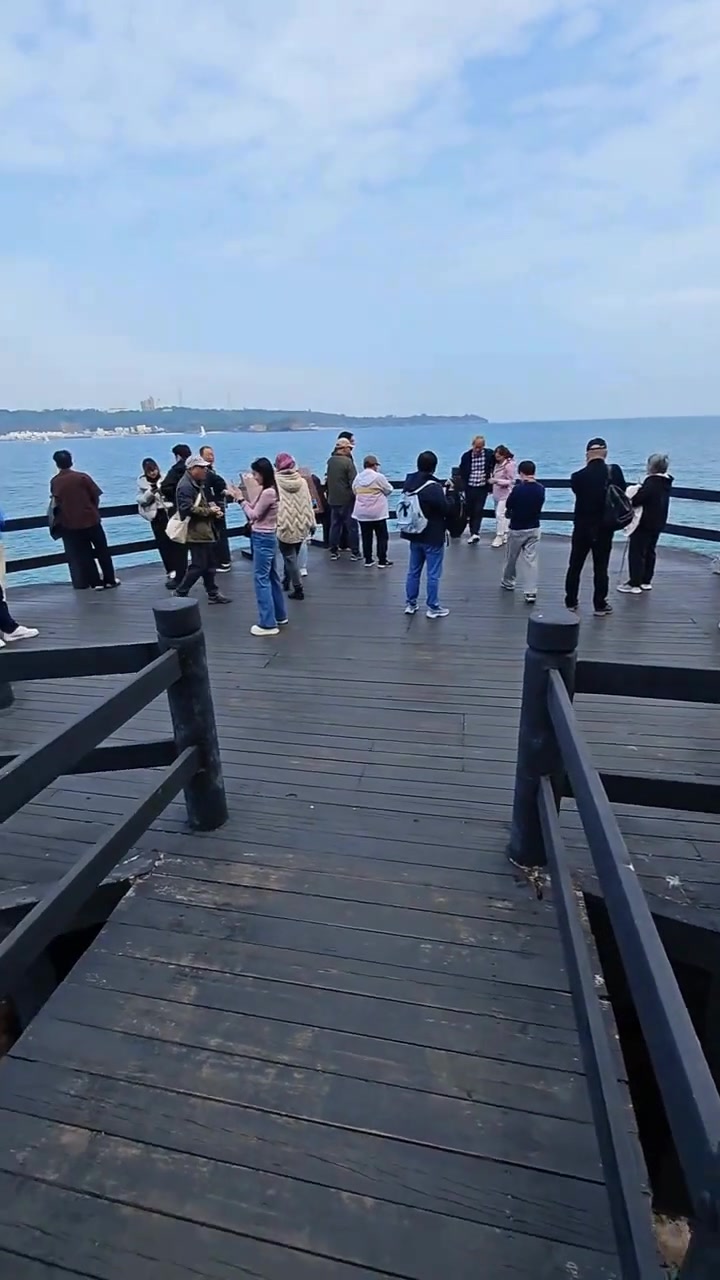 涠洲岛鳄鱼山位于广西北海市涠洲岛南湾西侧