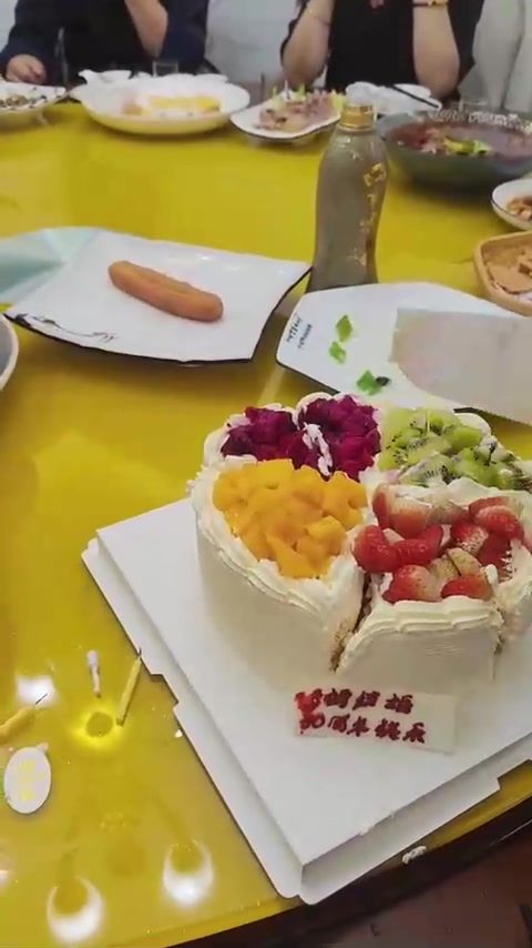 我们结婚30周年，儿子媳妇准备蛋糕，家人相聚，感谢宝贝用心