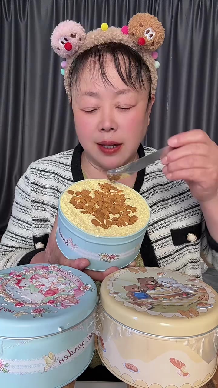 脆皮蛋糕一定要敲碎了再吃!超级解压呀!里面的奶油入口即化的!精致的铁罐包装!吃完洗洗干净可