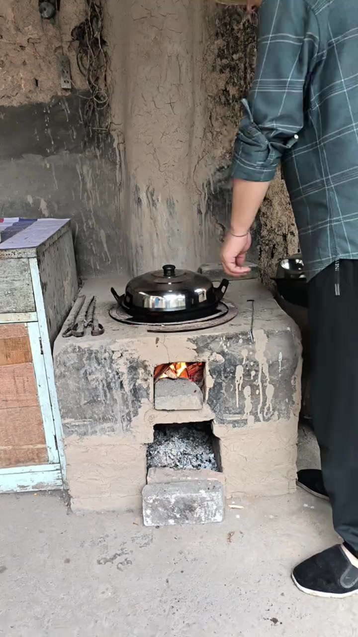 乡下柴火锅炒菜下面片，地道乡村味