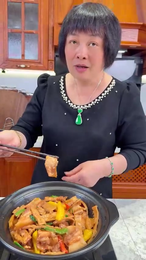 分享一个，小时候家有喜事才能吃的竹笋焖五花肉