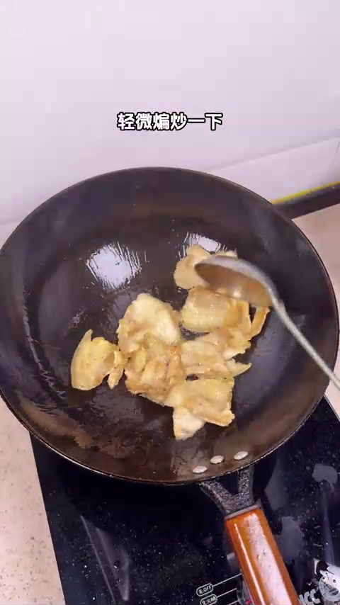 家常版青椒回锅肉，肉片软糯咸香，青椒洋葱脆爽，做法简单好吃