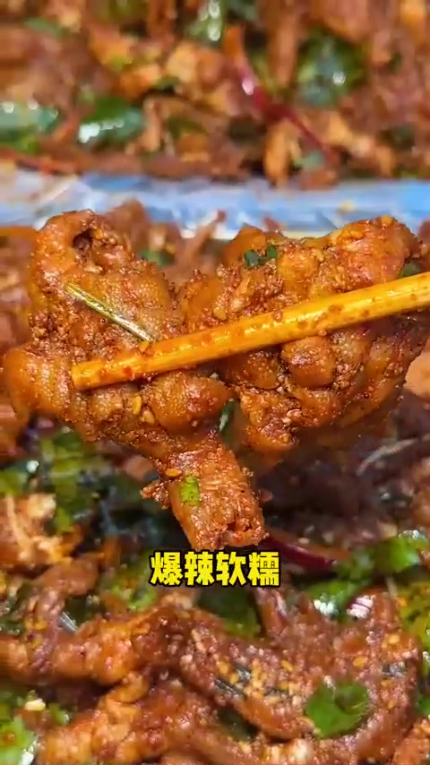 重庆街头爆辣生烤鸡爪！一口一个，香死了！