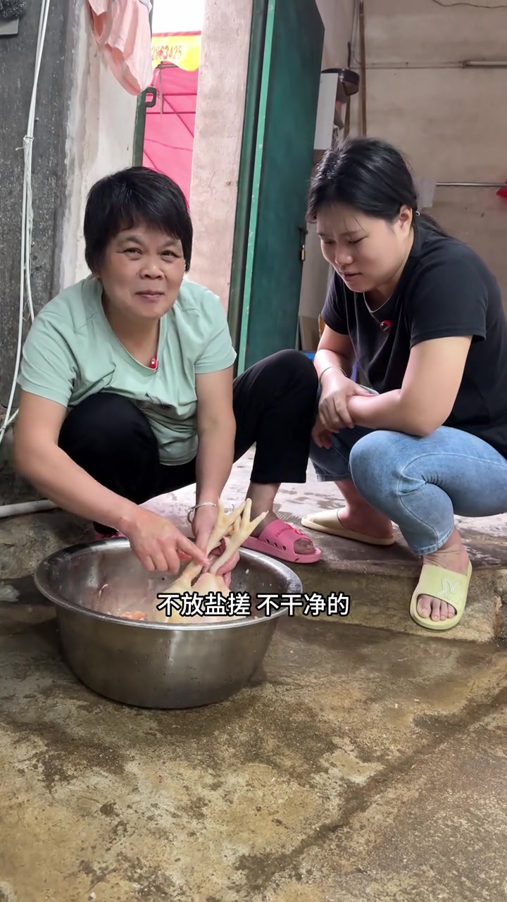 家婆教我杀鸡,说要用盐来把鸡全身搓一遍的,你们要用盐搓的吗?