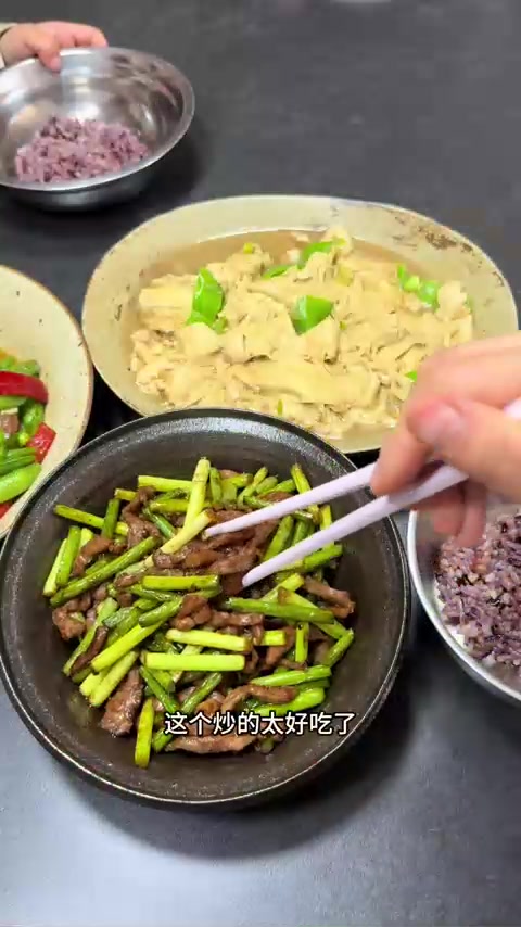 小学生午餐：萝卜干炒腊肉、云南面包茄子、甜豆都好吃