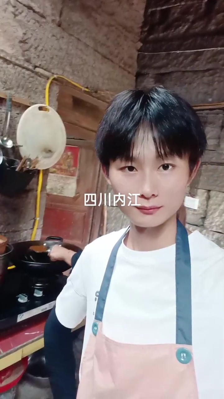 今天中午弄两个家常菜,自己家做的盐菜弄来烧五花肉,在弄一个两面黄豆腐