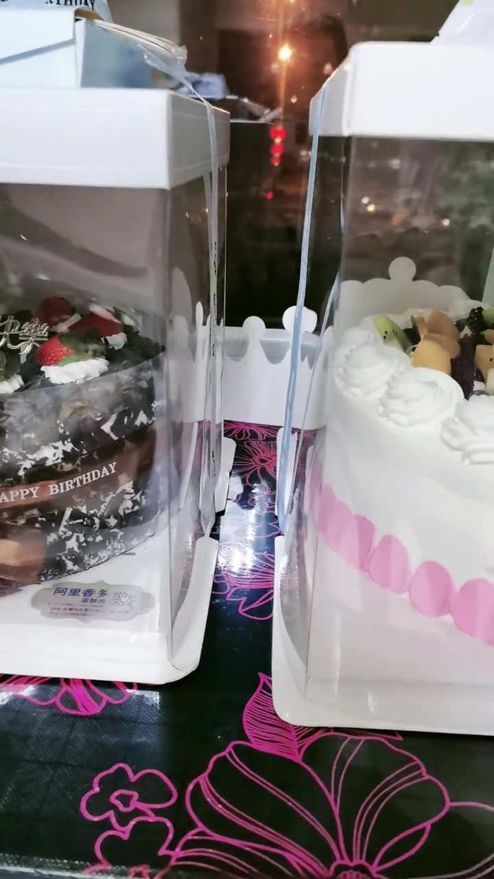 老婆过生日，给她买两个生日蛋糕！