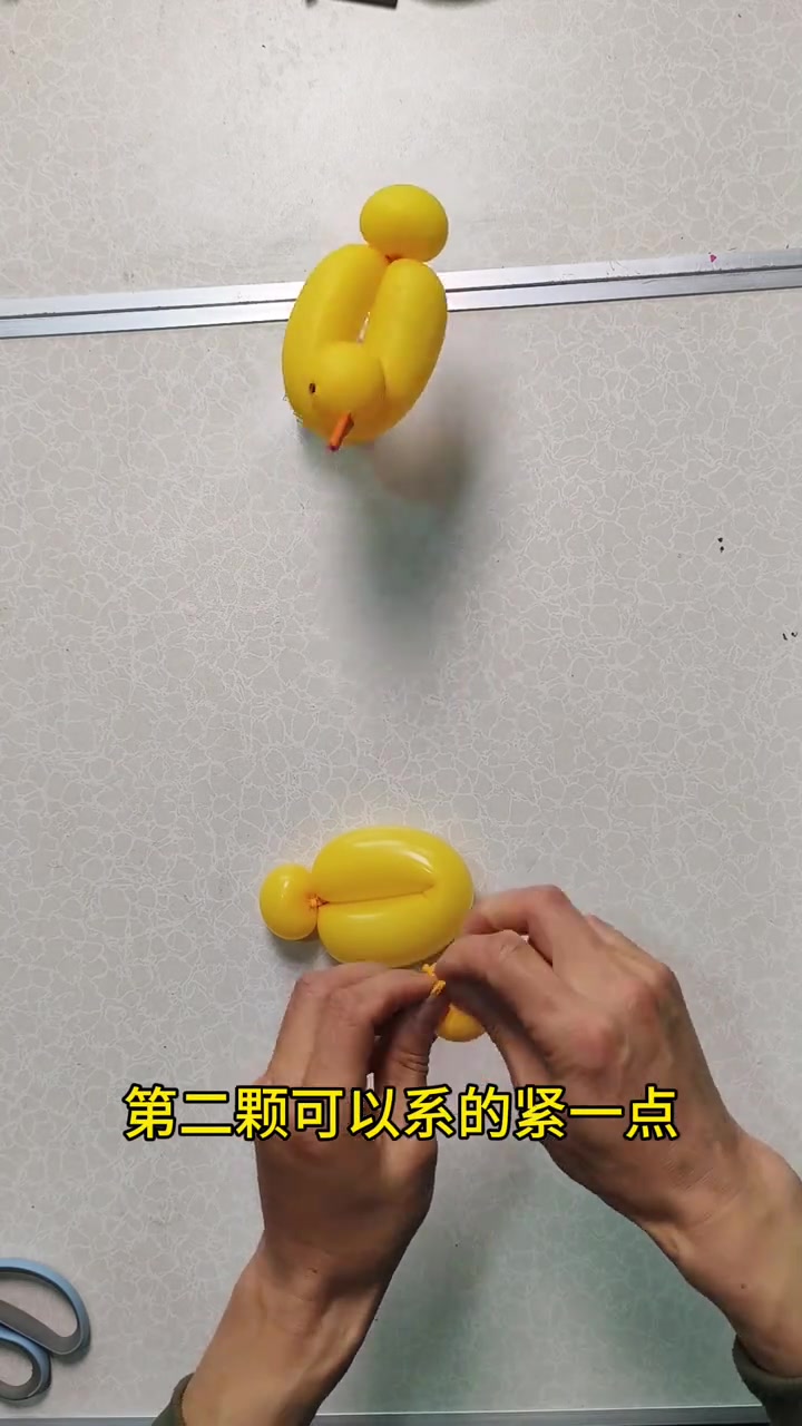 教你用气球做可爱小黄鸭造型