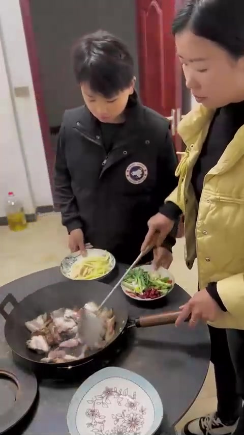 腊肉菜豆腐，觉得还差点啥子