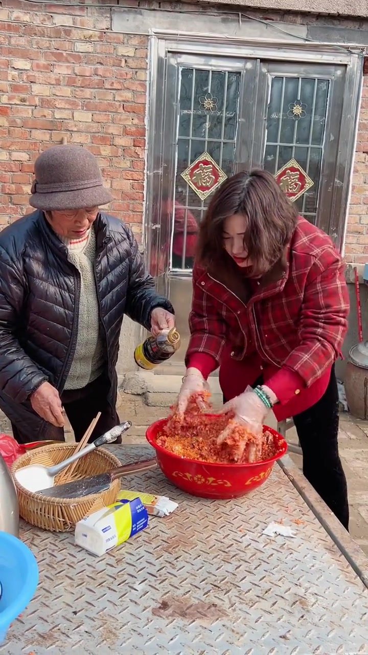 俺娘教我调羊肉红萝卜饺子馅，因为我怎么也调不出妈妈的味道，有妈真好