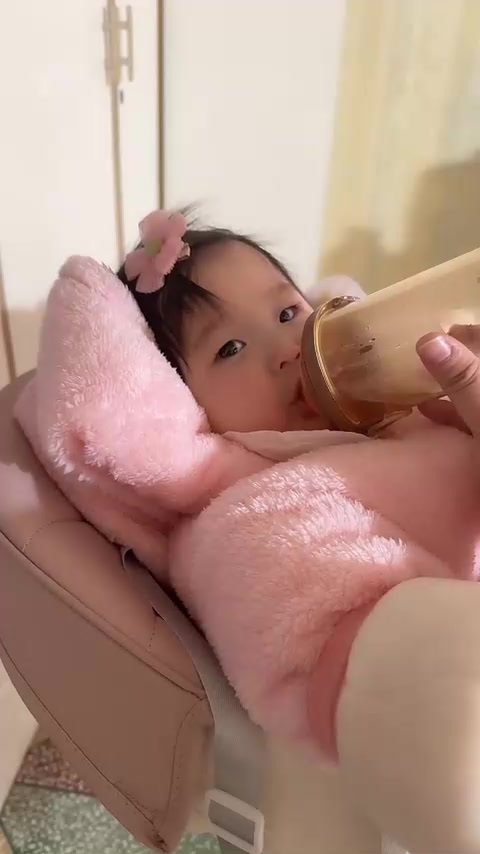 小泡芙六个多月，没长牙会翻身，瞎啊啊，发育像哥哥