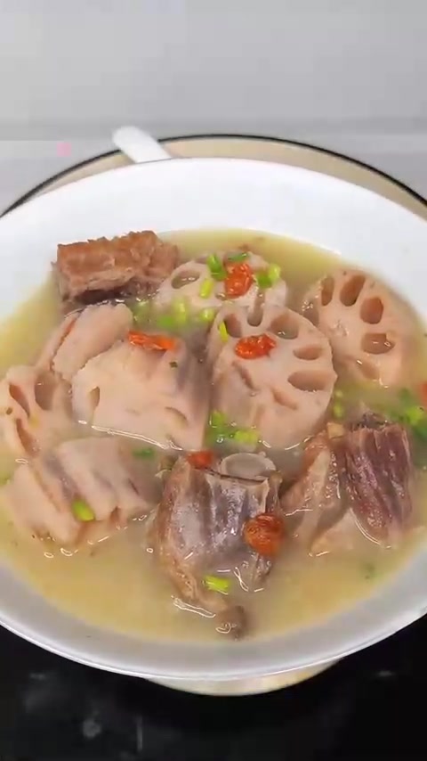 腊排骨藕汤贼香，不用买荤菜，粉藕脆藕选哪个？