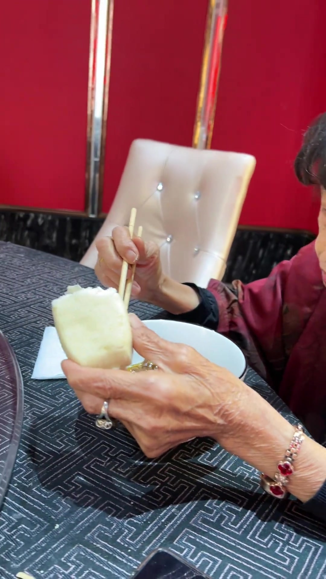 老干部下乡，四菜一汤管够！