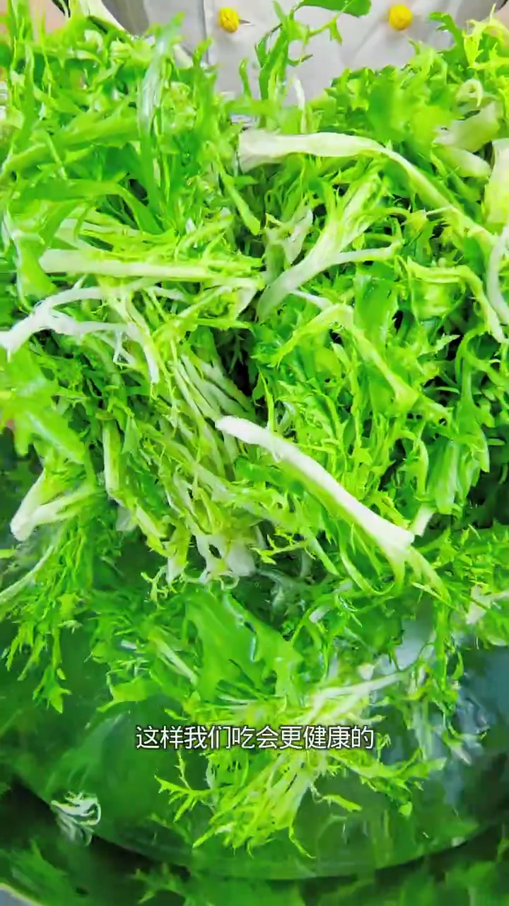 解锁一道苦苣新吃法 清脆爽口解油腻 超级好吃。#内容启发分享计划 #凉拌苦菊 #老铁教你做