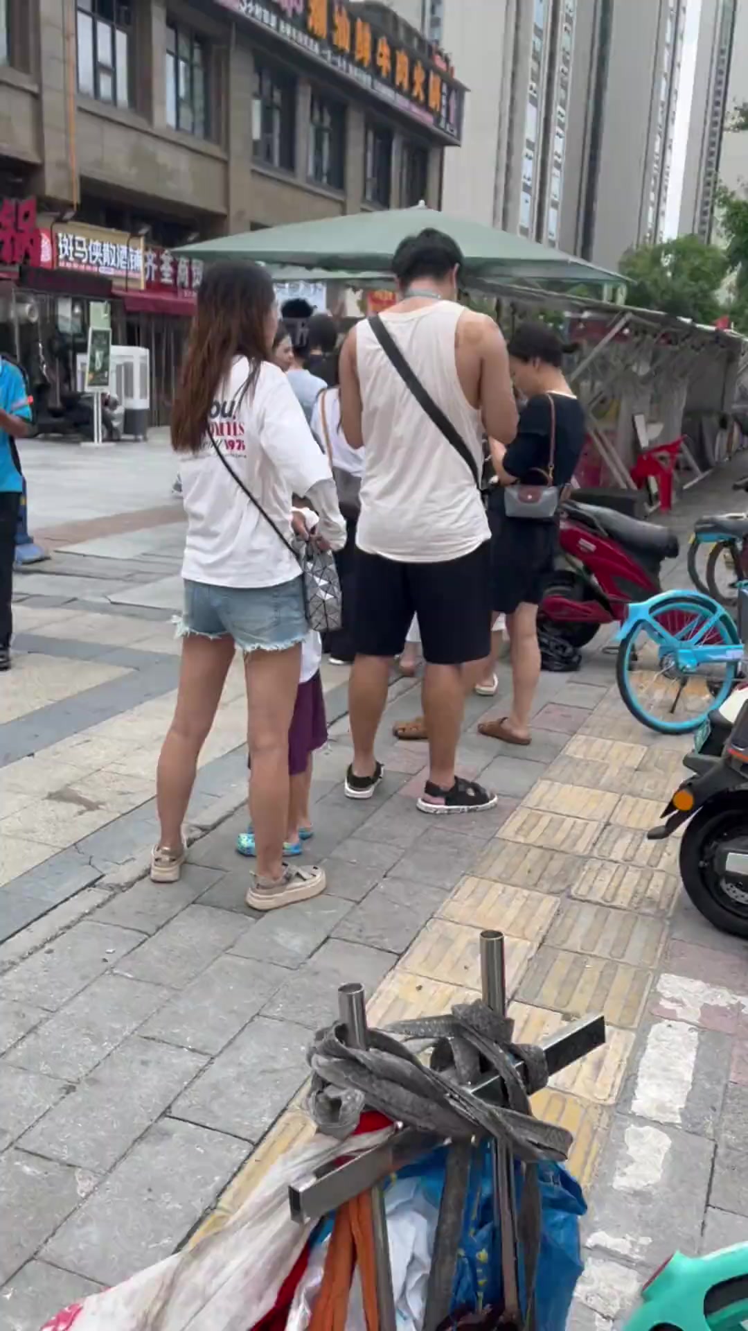 当出摊卖香甜的蛋糕遇到了垃圾场这滋味也是不摆了还好最好也是顺利收工了……