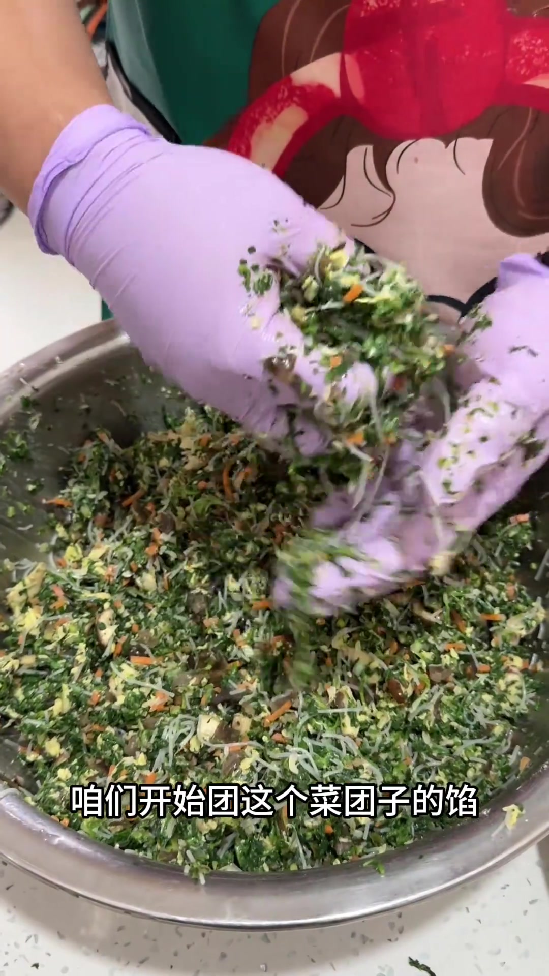 冻黑心菜团子虽裂口，薄皮大馅超好吃