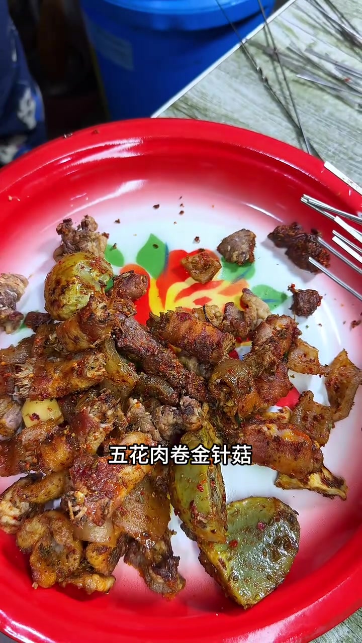 论烧烤的100种吃法之,最夯的吃法之一《深夜烧烤肉串炒饭》美极了#农村美食 #乡村生活 #