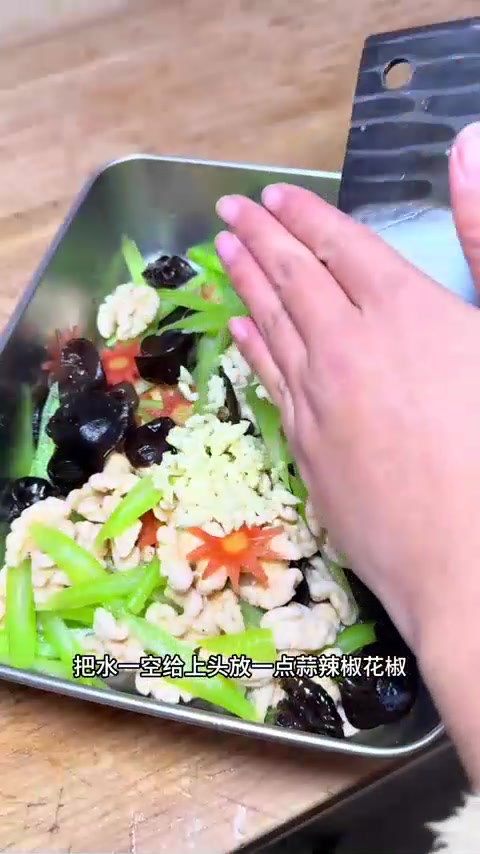 过年小凉菜西芹桃仁，清脆爽口，端上桌高端大气，做法简单好吃