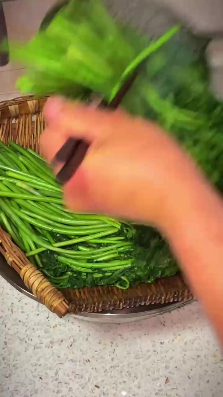 「彭州天台山高山雪芽菜做泡酸菜」天台山的雪芽菜全都抽苔了,还比较嫩,这次用它做一坛泡酸菜、