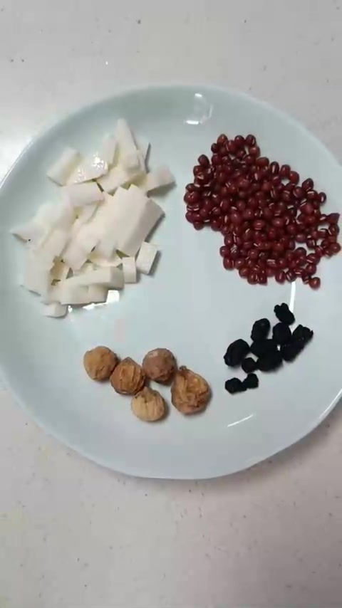 月嫂掌握营养搭配与月子茶，山药桑葚红豆汤健脾催乳促恢复