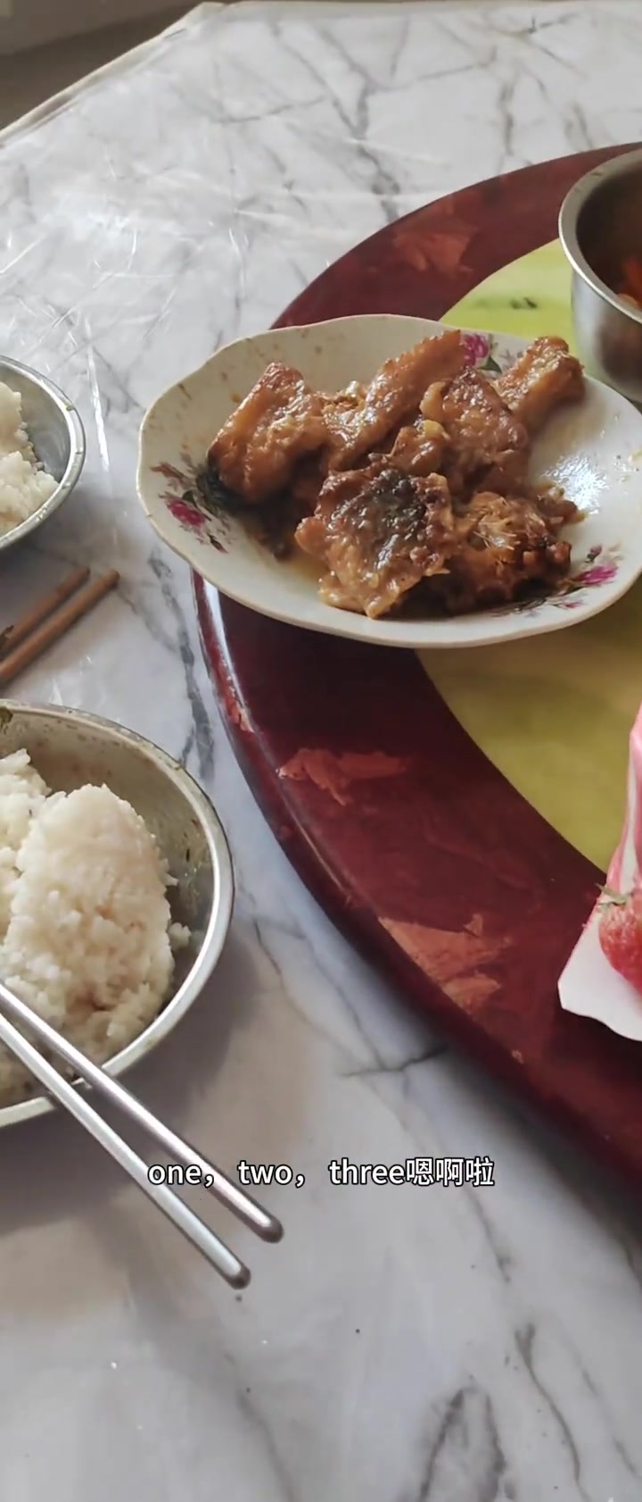 外国结婚一周年纪念日，老婆突然给我行尼泊尔磕头礼